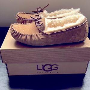 Ugg Women's Dakota Moccasin Size 5
- Chestnut Style Number 5296